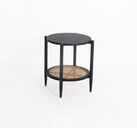 طاولة جانبية خشبية دائرية بتصميم عصري مع رف سفلي م...