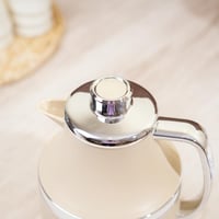 ترمس بتصميم مضلع باللون البيج والفضي - 1 لتر