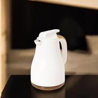 ترمس بتصميم فريد لحفظ المشروبات باللون الابيض و ال...