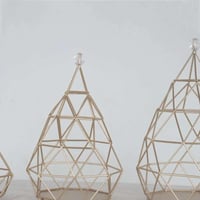 تحفة ديكورية حديد بتصميم هرمي لون ذهبي بأحجام مختل...