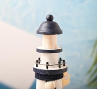 تحفة شكل منارة بطراز بحري لون أبيض وأزرق مقاس 30 س...