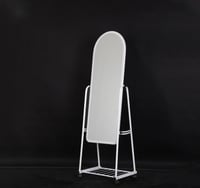 مرايا ستاند بإطار أنيق – لمسة فاخرة لأناقة يومك لو...