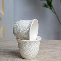 طقم فناجين قهوة سيراميك أبيض بتصميم فاخر ونقشة بار...