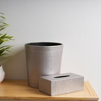 طقم مكوّن من سلة نفايات وعلبة مناديل