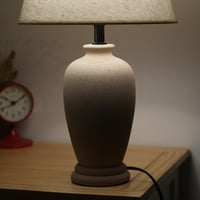 أباجورة بتصميم عصري أنيق من قاعدة سيراميك بلون بيج...