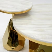 طقم طاولات مصنوع من المعدن بتصميم مميز باللون الذه...