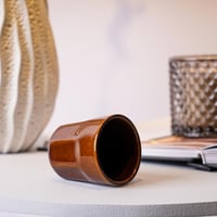 كوب سيراميك بتصميم عصري يضفي لمسة أناقة على ركن ال...