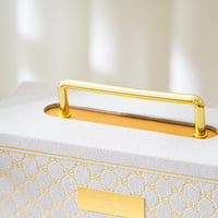 علبة هدايا بتصميم مميز باللون الابيض والذهبي مقاس...