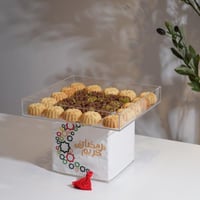 ستاند تقديم اكريليك بقاعدة مزينة بقماش مطرز