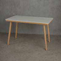 طاولة طعام بسطح رخامي أبيض وقواعد باللون الخشبي مق...