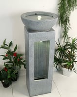 نافورة مياه أنيقة مكونة من طابق واحد باللون الرماد...