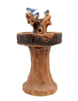 نافورة علي شكل طاولة خشبية و مزينة بجذع شجرة و عصا...