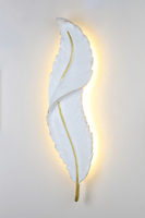 اضاءة جداريه مفرد بتصميم ريشة بلون انارة اصفر لون...