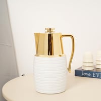 ترمس الشاي والقهوة بتصميم عصري باللون الابيض والذه...