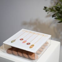 علبة تقديم أكريليك فاخرة بغطاء مطرز بنقوش رمضانية