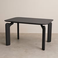 طاولة طعام سطح رمادي وقواعد باللون الأسود مقاس 150...