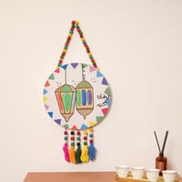 تعليقة جدارية بتصميم فوانيس مزينة بعبارة (رمضان كر...