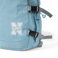 شنطة ظهر مدرسية بتصميم شبابي وأشرطة جانبية تثبيتية...