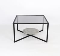 طاولة خدمه مربعة بسطح زجاجي وإطار معدني - تصميم مو...