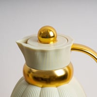 ترمس ضيافة بلون بيج فاتح بتفاصيل ذهبية لامعة