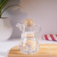 زجاجة زيت بغطاء خشبي بتصميم عصري وأنيق