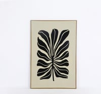 لوحة جدارية فنية بتصميم عصري يضفي لمسة فخامة على م...