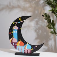 ستاند هلال رمضان خشبي بتصميم مساجد وزينة رمضان