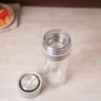 زجاجة مياة زجاج بغطاء معدن باللون شفاف وفضي - 500...