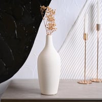 فازة سيراميك بتصميم مميز باللون الابيض مقاس 27 سم