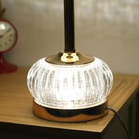 أباجور أنيق بتصميم معدني لامع وقاعدة من الكريستال...