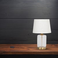 اباجورة طاولة بتصميم مميز لون شفاف x أبيض