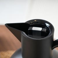 ترمس أسود فاخر يحافظ على حرارة مشروبك