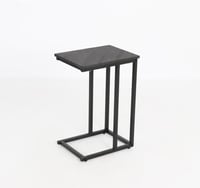 طاولة جانبية عصرية بإطار معدني وتصميم عملي لون اسو...