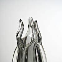 فازة ديكور زجاجية شفافة بتصميم فني مموج