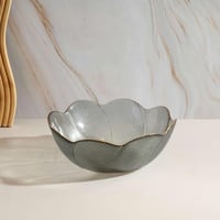 صحن تقديم الحلوي زجاج بتصميم زهرة لون اسود شفاف