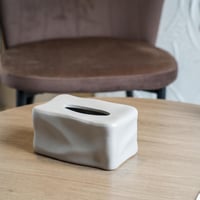 علبة مناديل بتصميم فريد باللون الرمادي مقاس 17 سم