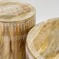 طقم طاولات مصنوع من الخشب بتصميم مميز باللون البيج