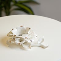 شمعدان بتصميم زهرة لون ابيض مقاس 10 سم