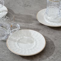 طقم بيالات شاي مع صحون بتصميم مميز لون شفاف وابيض...