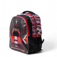 شنطة ظهر مدرسية مع مقلمة بتصميم سيارة لون اسود واح...