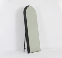 مرايا ستاند بإطار أنيق – لمسة فاخرة لأناقة يومك لو...