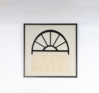 لوحة جدارية فنية بتصميم عصري يضفي لمسة فخامة على م...