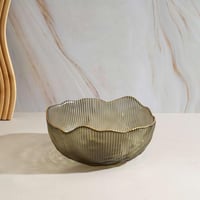 صحن تقديم الحلوي زجاج بتصميم مموج لون اسود شفاف