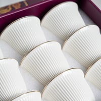 طقم فناجين قهوة سيراميك أبيض فاخر بتفاصيل أنيقة لل...