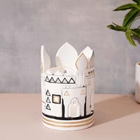 ستاند مضيئ ريزن بتصميم تراثي باللون الابيض والاسود...