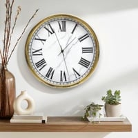 ساعة حائط بتصميم رخامي باللون الأبيض بإطار ذهبي مق...