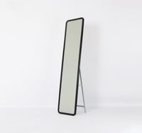 مرايا ستاند بإطار أسود أنيق – إطلالة عصرية