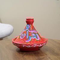 صحن تقديم بغطاء بتصميم مميز بعبارة (شهر القران) لو...