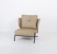 كرسي أنيق ومريح بتصميم عصري يضيف لمسة فاخرة لأي مك...