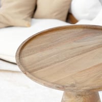 طاولة جانبية خشب بتصميم دائرى باللون البيج مقاس 42...